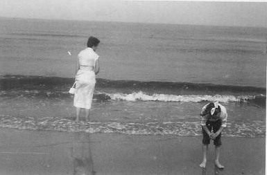 am Strand in Holland mit Tante Erna
